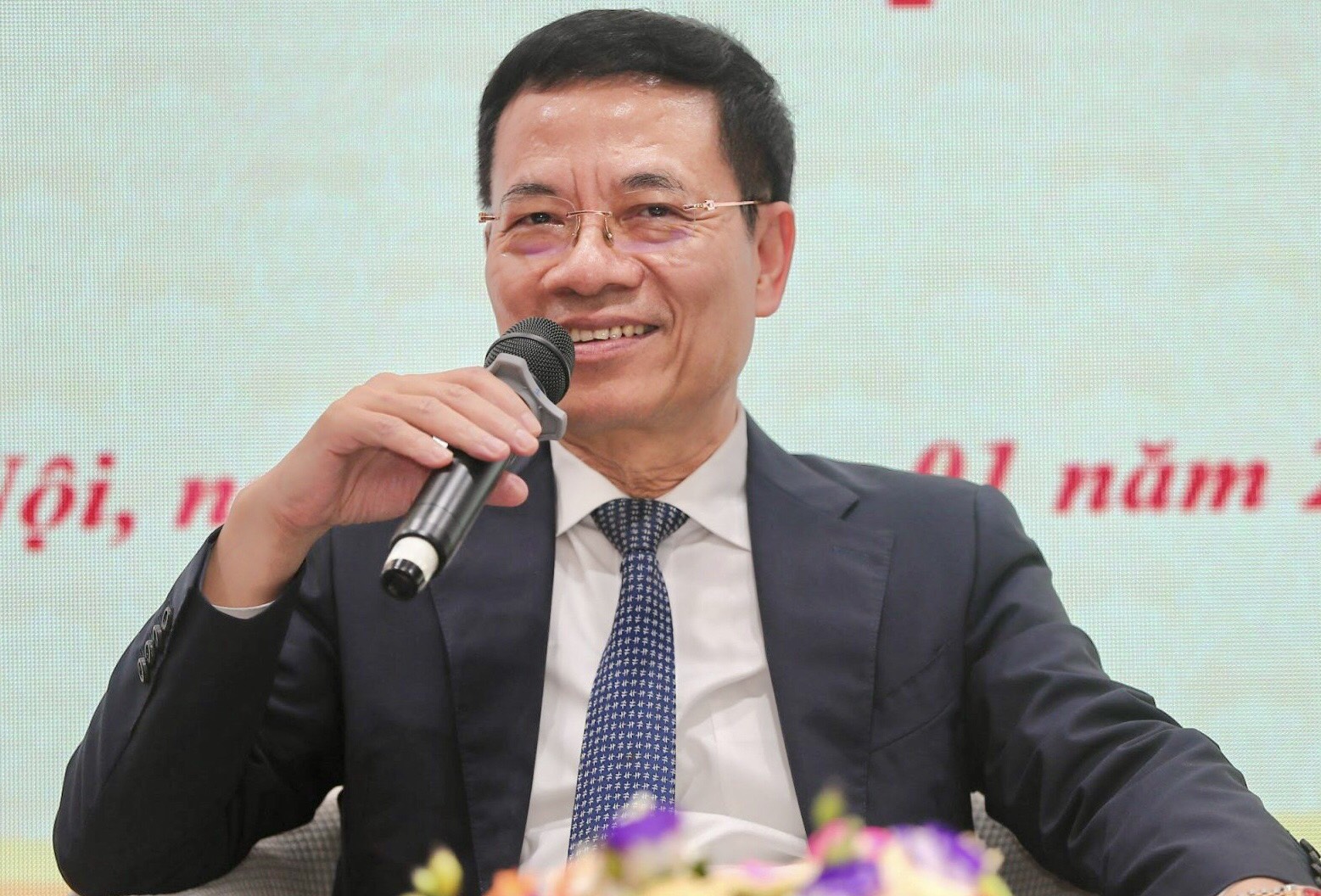 Bộ trưởng Nguyễn Mạnh Hùng. Ảnh: Nhà xuất bản cung cấp