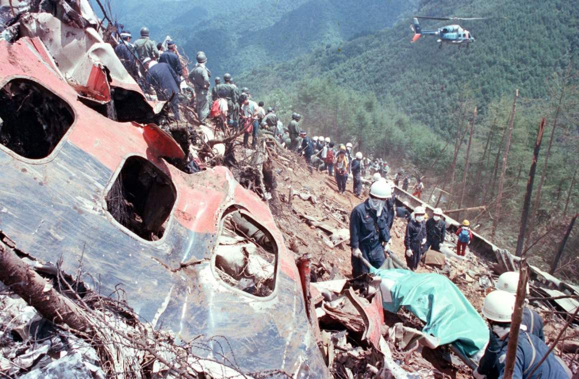 Đội cứu hộ tìm kiếm tại hiện trường vụ tai nạn của JAL123 vào tháng 8/1985. Ảnh: Japan Times