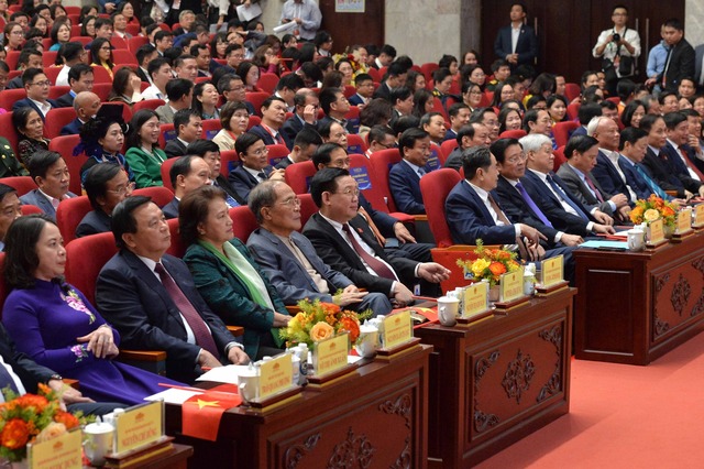 Chủ tịch Quốc hội Vương Đình Huệ và nhiều lãnh đạo, nguyên lãnh đạo Đảng, Nhà nước, Quốc hội, Chính phủ đã tham dự và trao giải báo chí Diên Hồng