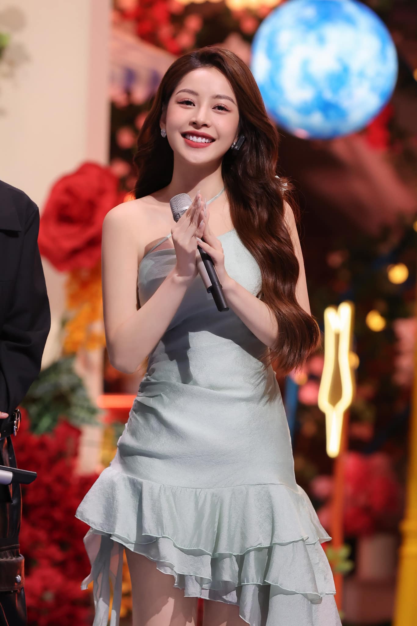 Người đẹp liên tục được mời tham gia các show của Trung Quốc bên cạnh sân khấu âm nhạc. Hồi tháng 10/2023, cô mặc đầm kệch vai, phom dáng bèo nhún nữ tính tại chương trình Hello Saturday trên kênh Mango TV.