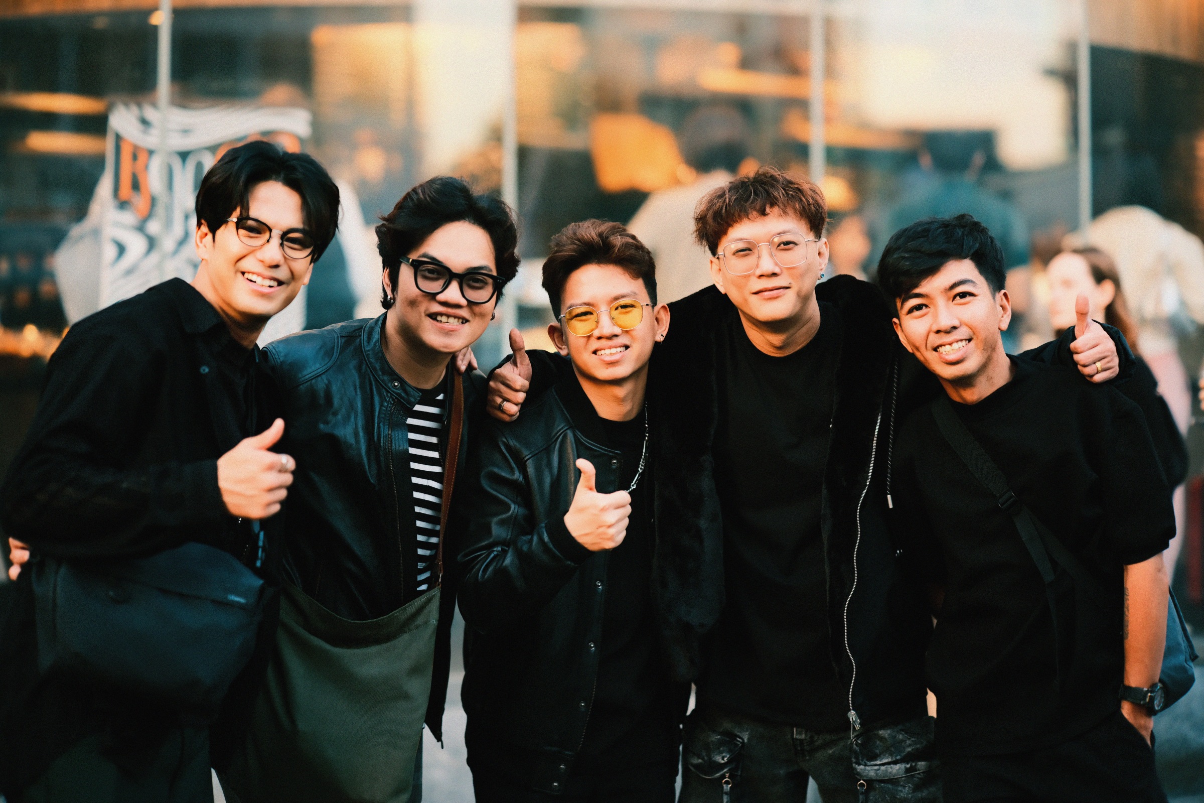 Bốn thành viên nhóm Chillies chụp ảnh cùng Morisaki Win (trái). Ảnh: Chillies