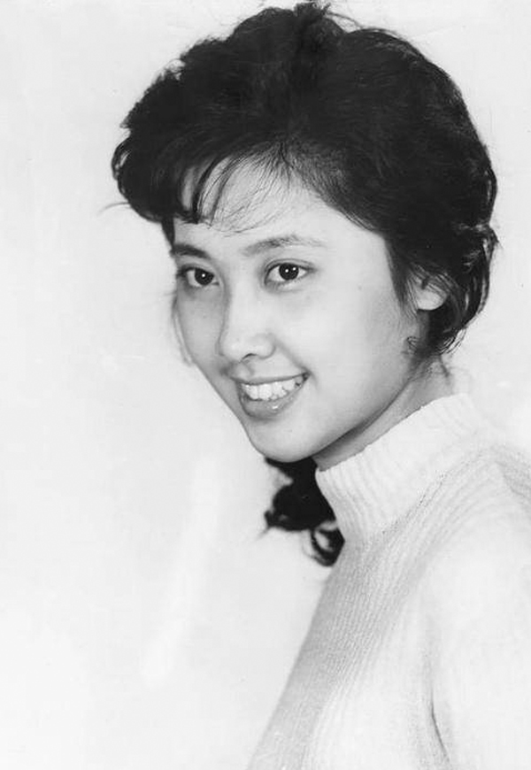 Chu Lâm thuở đôi mươi. Bà sinh năm 1952, tốt nghiệp Học viện Y khoa Trung Quốc năm 1978. Năm 1981, bà thi vào Học viện Điện ảnh Bắc Kinh, ngành Biểu diễn, từ đó theo con đường nghệ thuật.