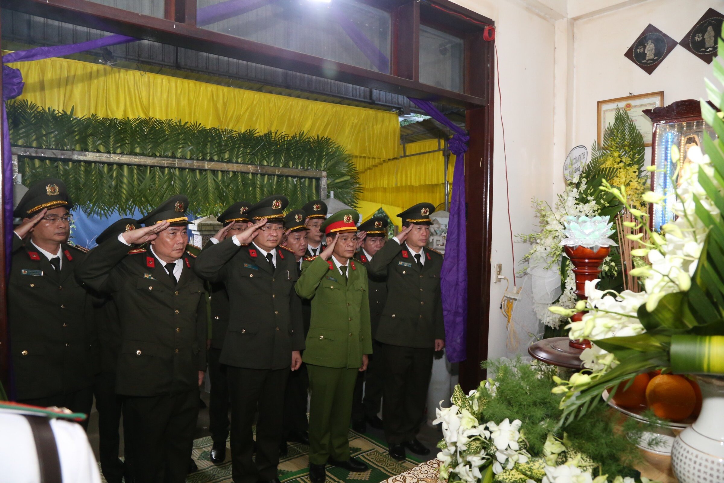 Lãnh đạo Công an tỉnh Thừa Thiên Huế viếng ngày 13/1. Ảnh: Vạn An