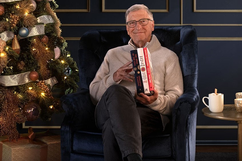 Bill Gates và 3 cuốn sách yêu thích trong năm 2023. Ảnh: Gatesnotes
