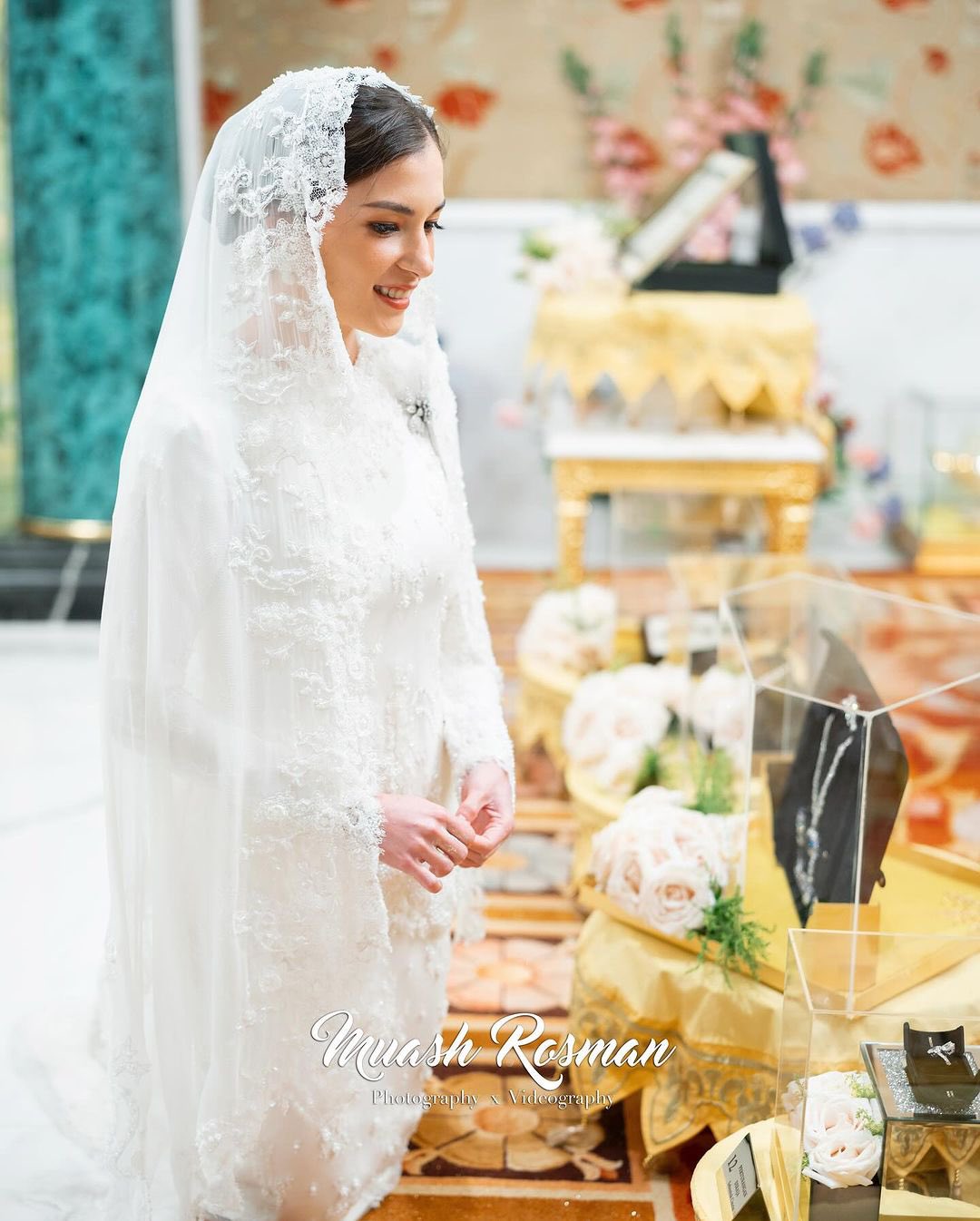 Cô dâu Anisha ngắm trang sức trước lễ Berbedak Mandi ngày 9/1. Ảnh: X/Muash Rosman