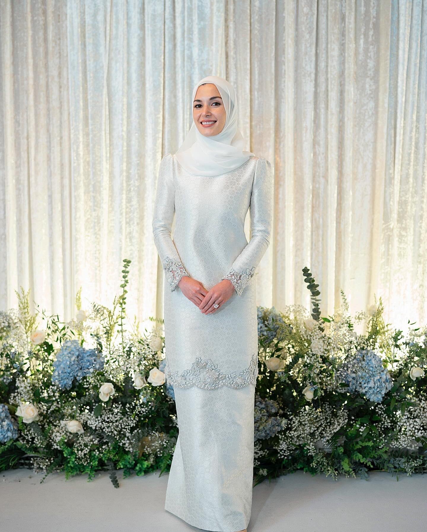 Cô dâu Anisha Rosnah Adam Isa-Kalebic mặc váy cưới của nhà thiết kế Teh Firdaus ngày 07/1. Ảnh: The National News