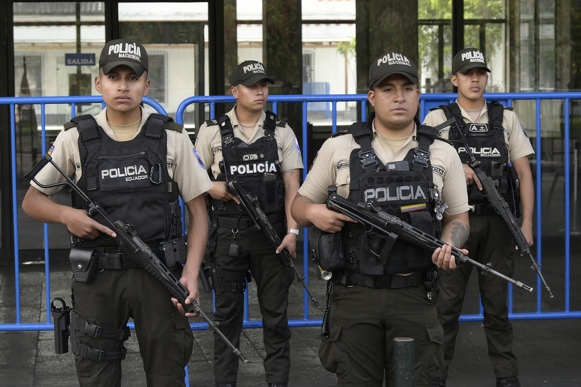 Cảnh sát vũ trang canh gác bên ngoài Tòa thị chính Quito, thỏ đô Ecuador, ngày 10/1. Ảnh: AFP