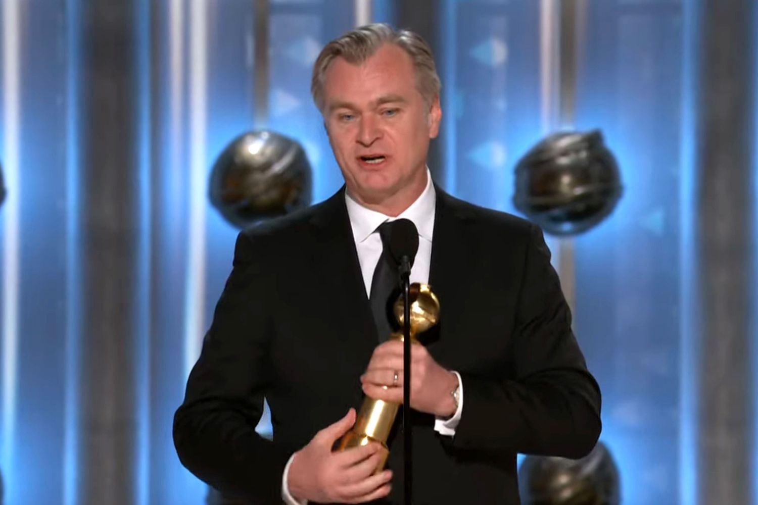 Christopher Nolan phát biểu nhận giải Quả Cầu Vàng 2024 hạng mục Đạo diễn xuất sắc. Ảnh: i