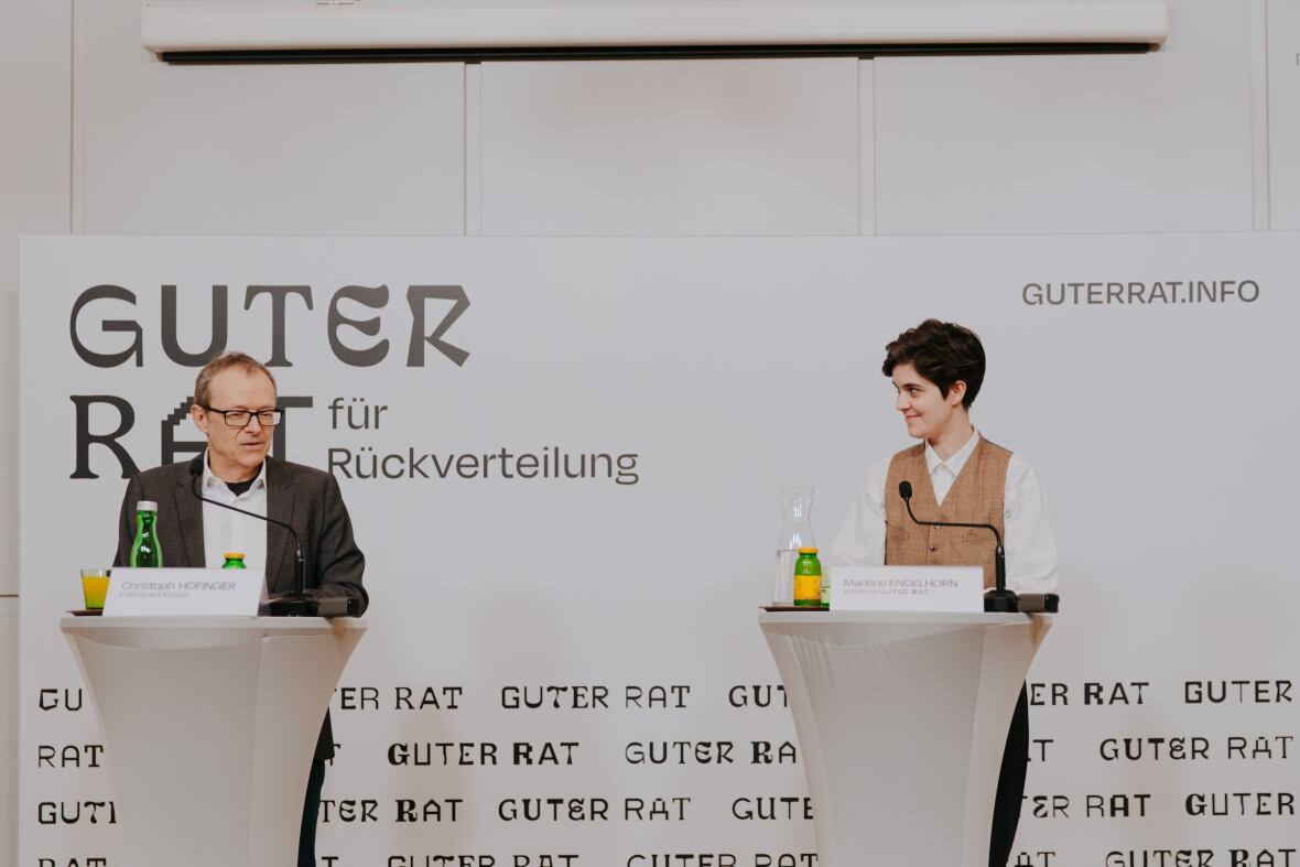 Marlene Engelhorn (phải) trong buổi họp báo về dự án Hội đồng Điều tốt ở Áo vào tháng 1. Ảnh: Guter Rat