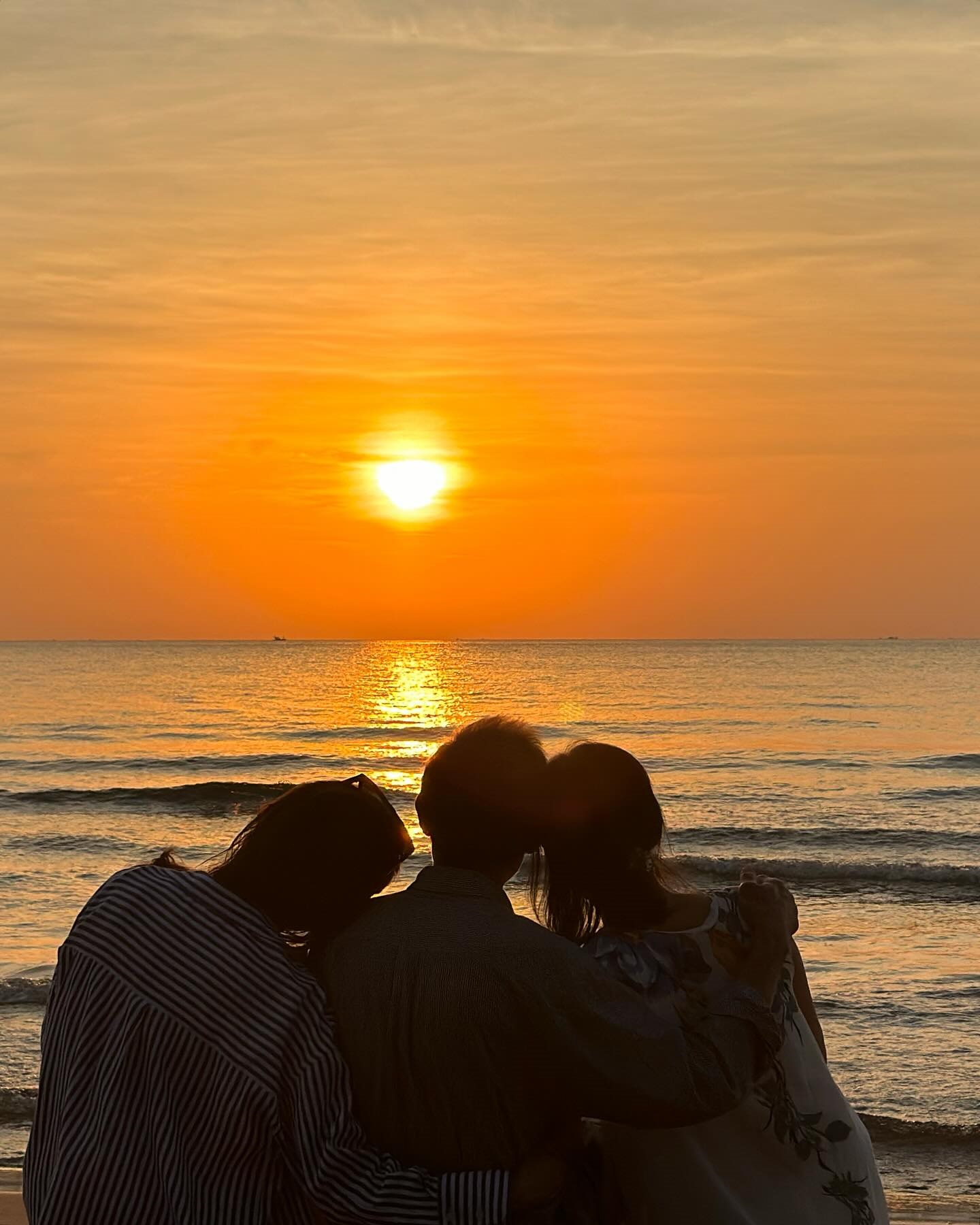 Gia Hân (trái) và cha mẹ trên bãi biển ở Phú Quốc. Ảnh: Instagram/Linda Chung