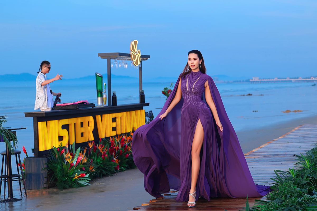 Hà Anh nhận lời làm host Mister Vietnam 2023 hồi tháng 11. Người đẹp diện váy bó sát, xẻ tà catwalk trong buổi ghi hình giới thiệu cuộc thi.