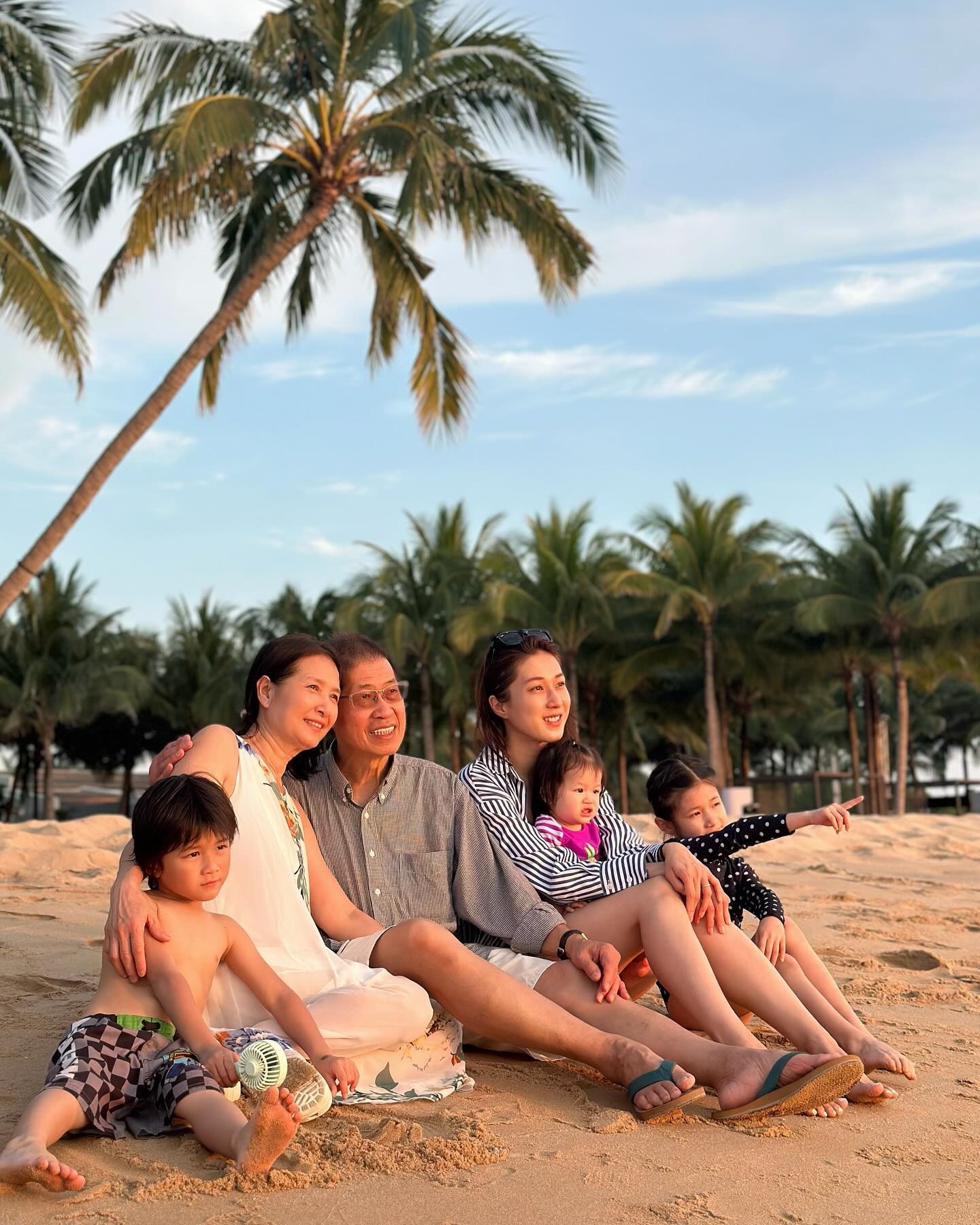 Chung Gia Hân bên cha mẹ và các con. Ảnh: Instagram/Linda Chung