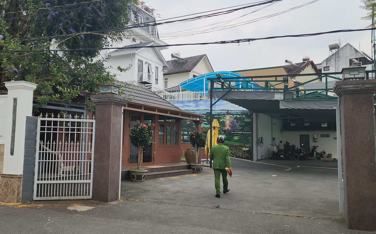 Cảnh sát xuất hiện ở nhà ông Trần Văn Hiệp. Ảnh: