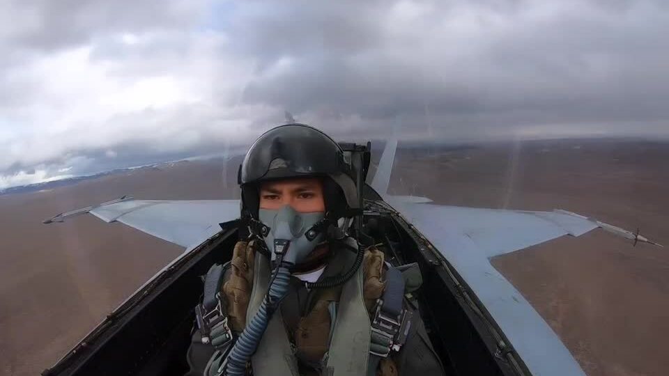 Hoàng tử Brunei lái máy bay chiến đấu