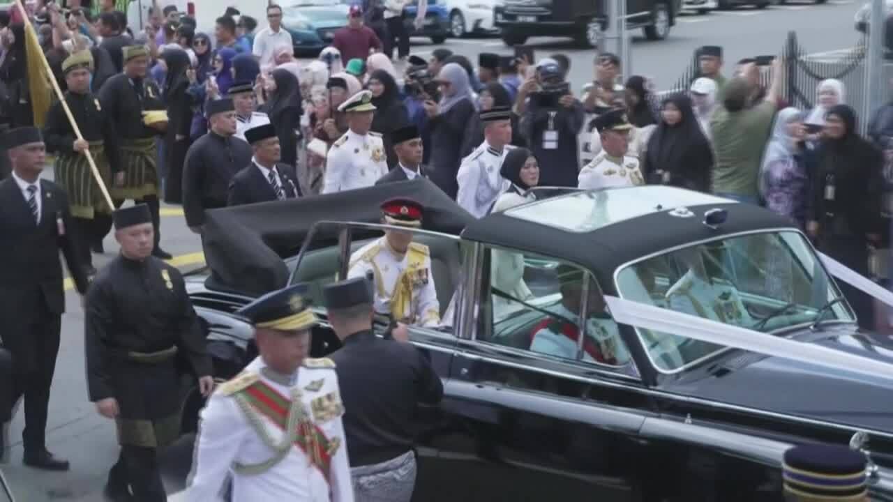 Hoàng tử Brunei và cô dâu diễu hành trên đường phố