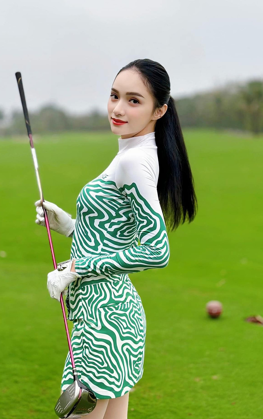 Hương Giang yêu thích môn golf nên sắm nhiều trang phục có kiểu dáng khác nhau. Set đồ yêu thích của cô là chân váy ngắn kết hợp áo thun đồng điệu.