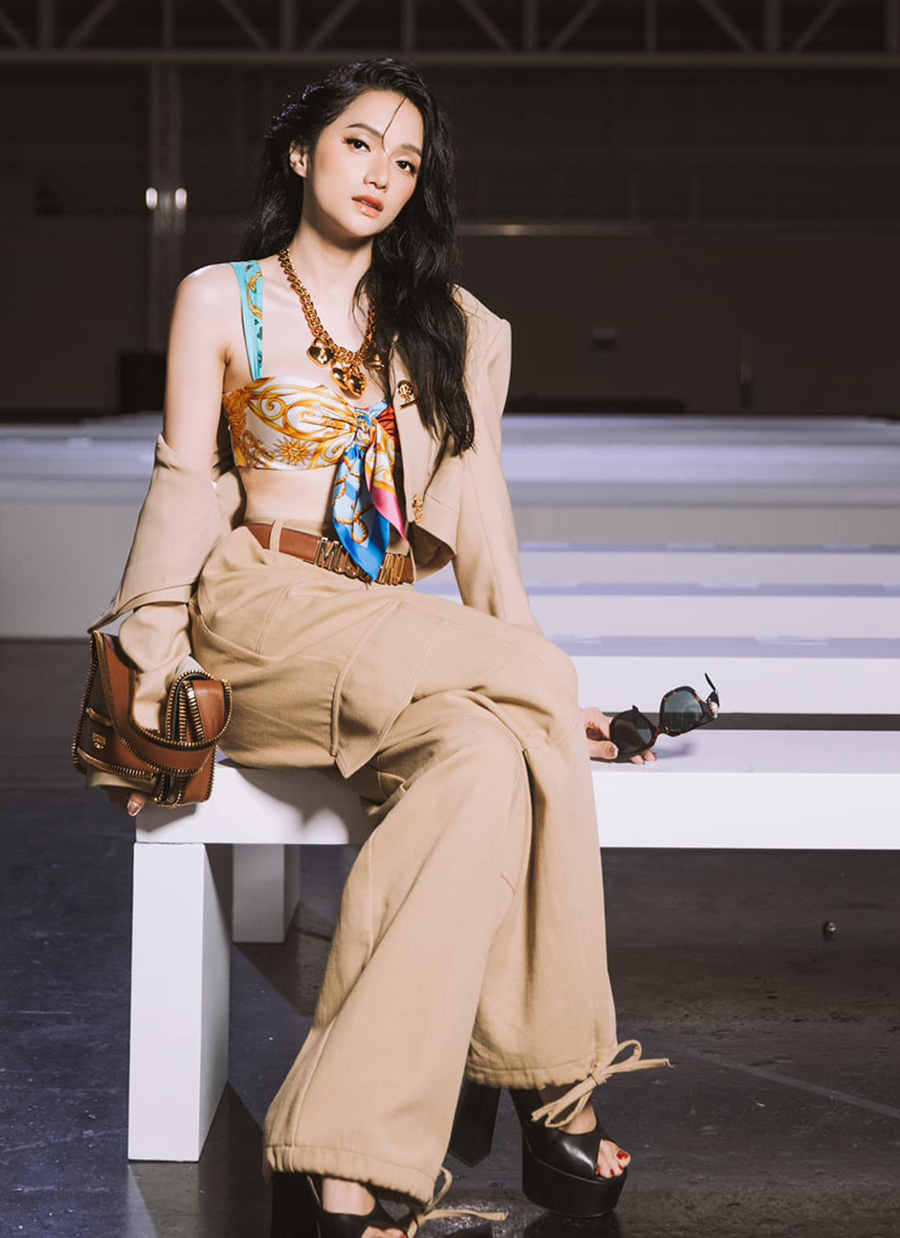 Hương Giang Idol chọn bộ quần áo màu nâu nhạt của Moschino, nhấn bằng bra top sặc sỡ, vòng cổ trái tim tại show Xuân Hè 2024 của hãng mốt ở Tuần thời trang Milan (Italy), tháng 9 năm ngoái.