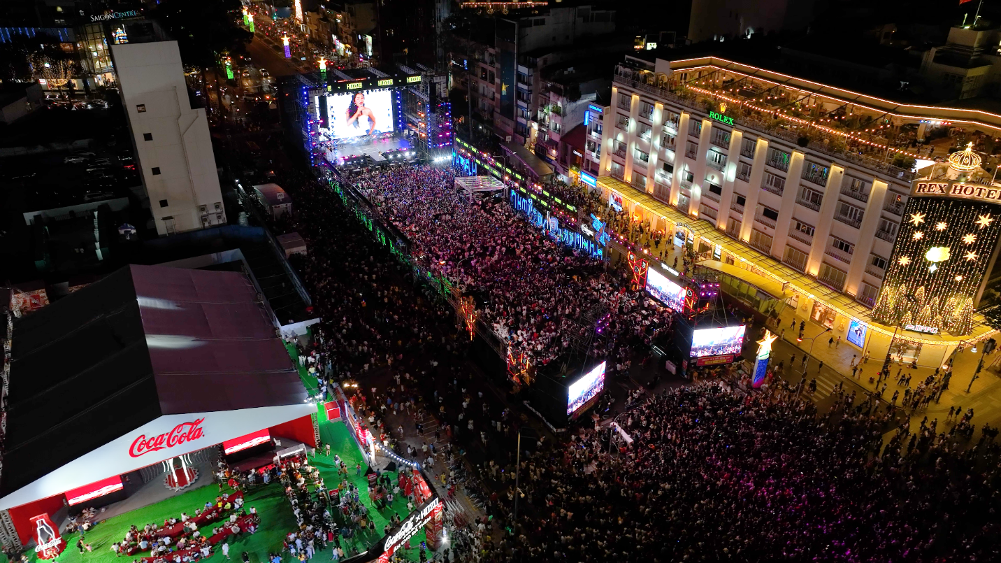 Khán giả hưởng ứng ba đêm diễn tại đại lộ Nguyễn Huệ - Lê Lợi hồi tháng 12/2023.