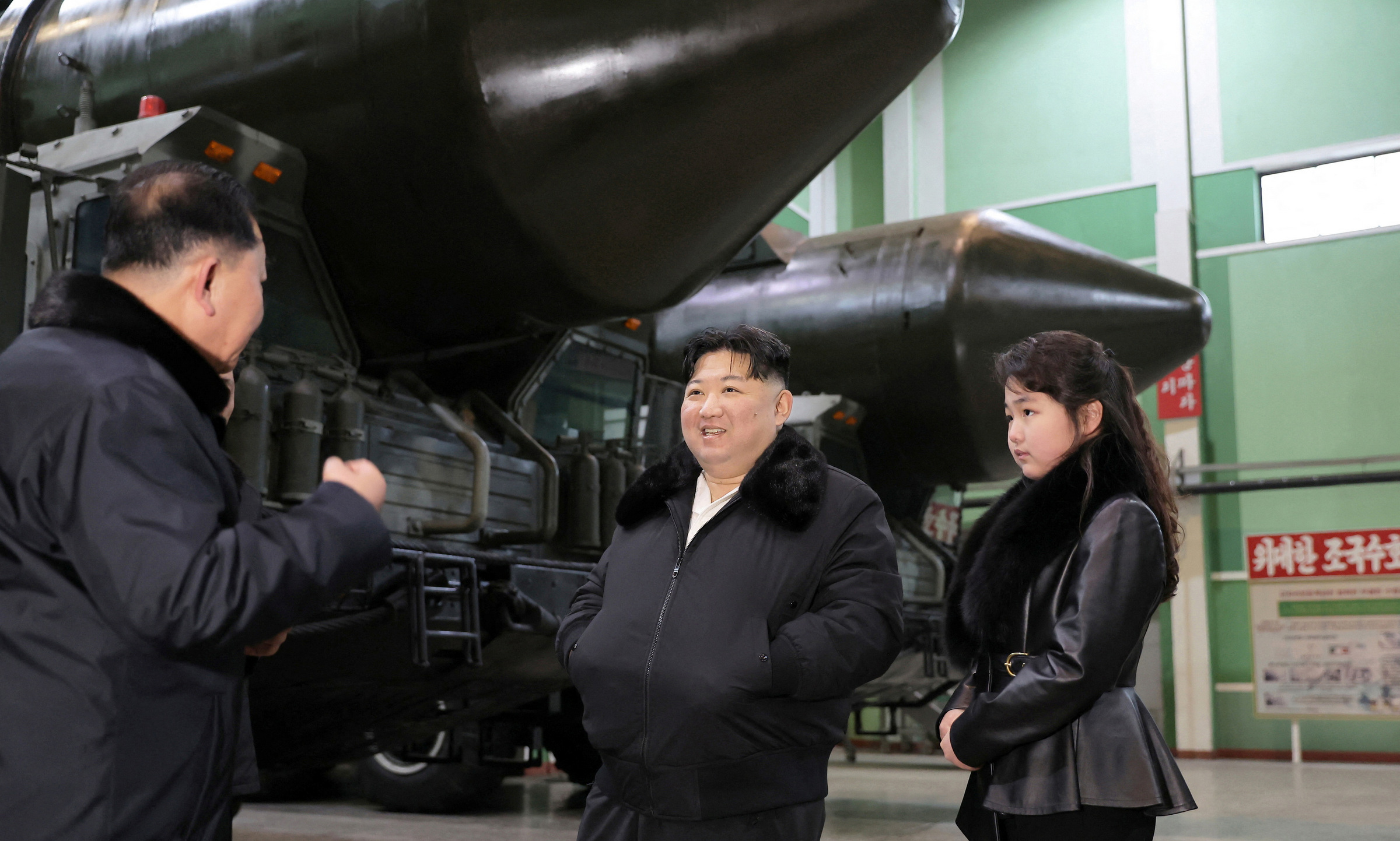 Lãnh đạo Kim Jong-un và con gái cạnh xe TEL cho tên lửa Hwasong-18 trong ảnh công bố hôm nay. Ảnh: KCNA