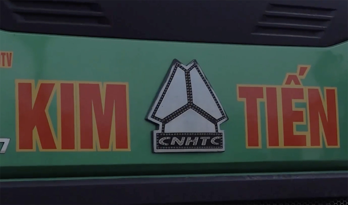 Logo Kim Tiến dán trên một xe tải. Ảnh: Công an cung cấp