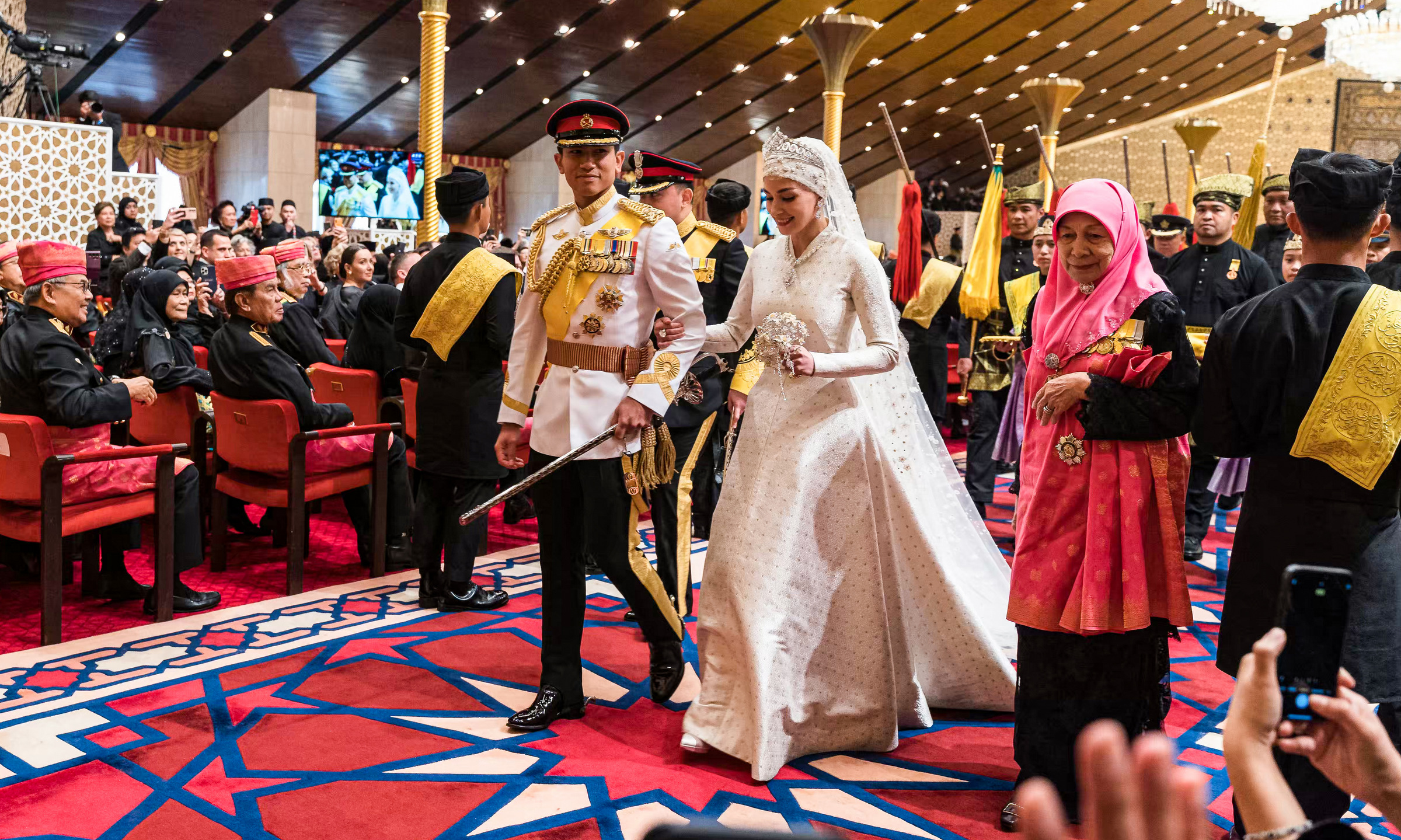 Hoàng tử Mateen và cô dâu Anisha tại cung điện Istana Nurul Iman hôm nay. Ảnh: AFP
