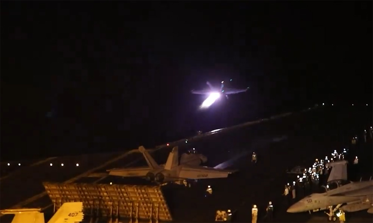 Máy bay Mỹ cất cánh tham gia vụ không kích Houthi