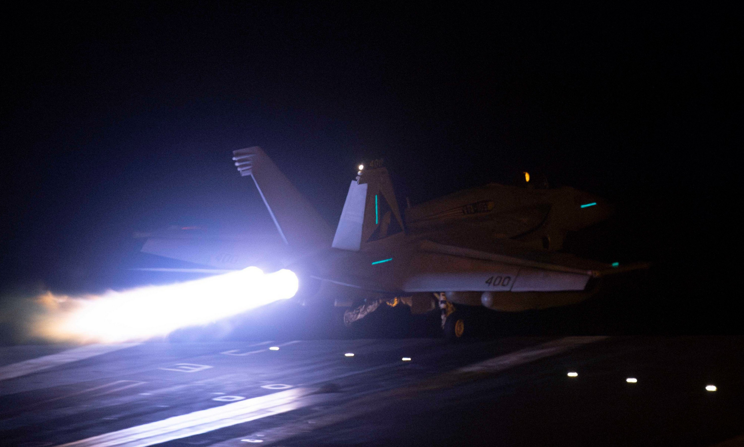 Tiêm kích F/A-18E Mỹ cất cánh từ tàu sân bay trong ảnh công bố hôm 12/1. Ảnh: CENTCOM