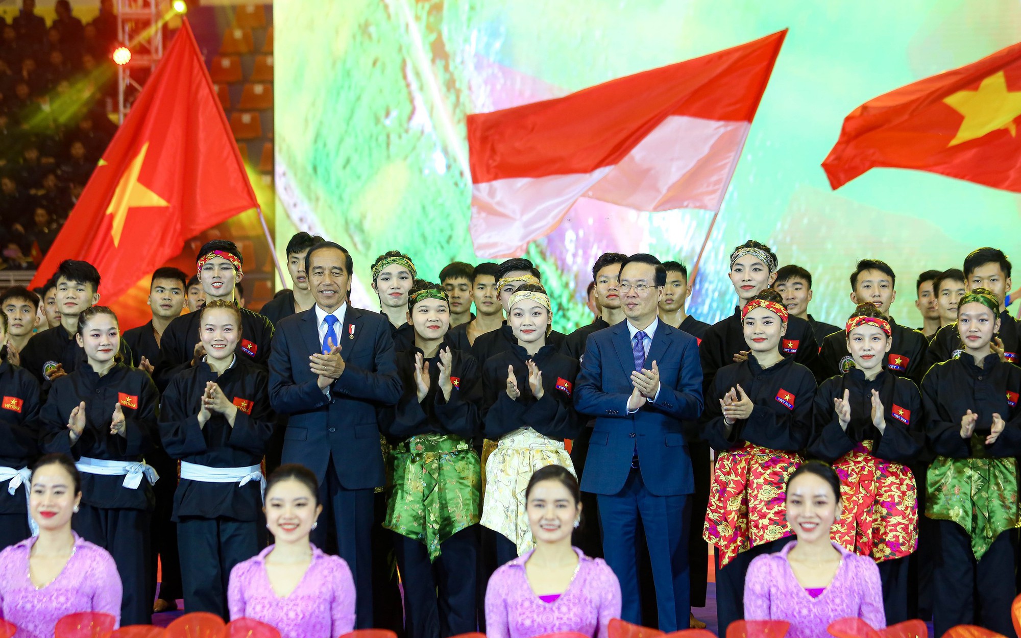 Chủ tịch nước và Tổng thống Indonesia xem biểu diễn võ thuật