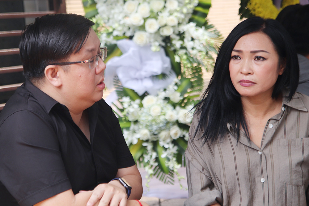 Ca sĩ Phương Thanh (phải), diễn viên Gia Bảo trong buổi viếng Thanh Hoa hôm 6/1. Ảnh: Yến Yến