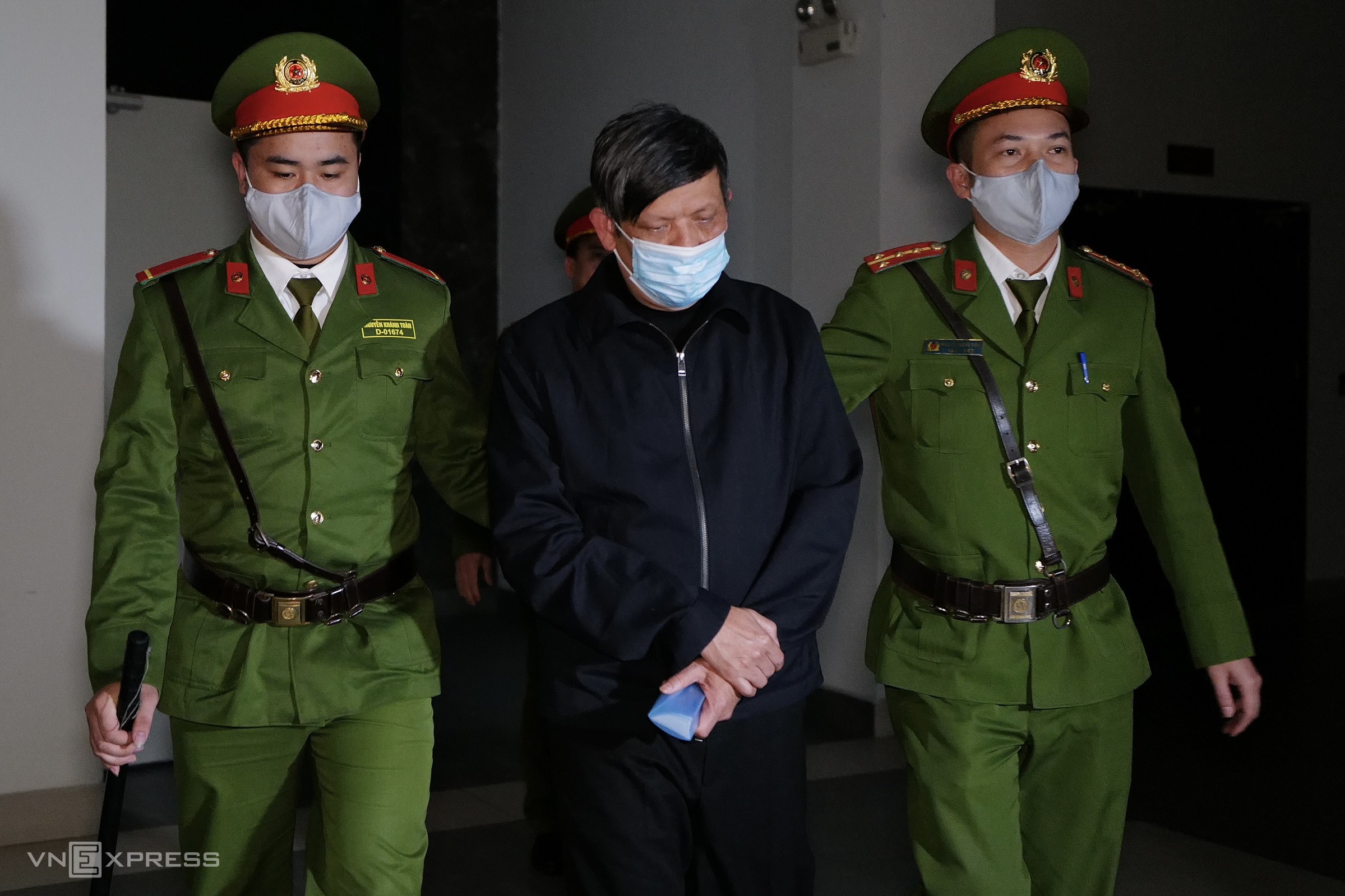 Ông Long rời TAND Hà Nội trong ngày đầu tiên của phiên sơ thẩm. Ảnh: Ngọc Thành