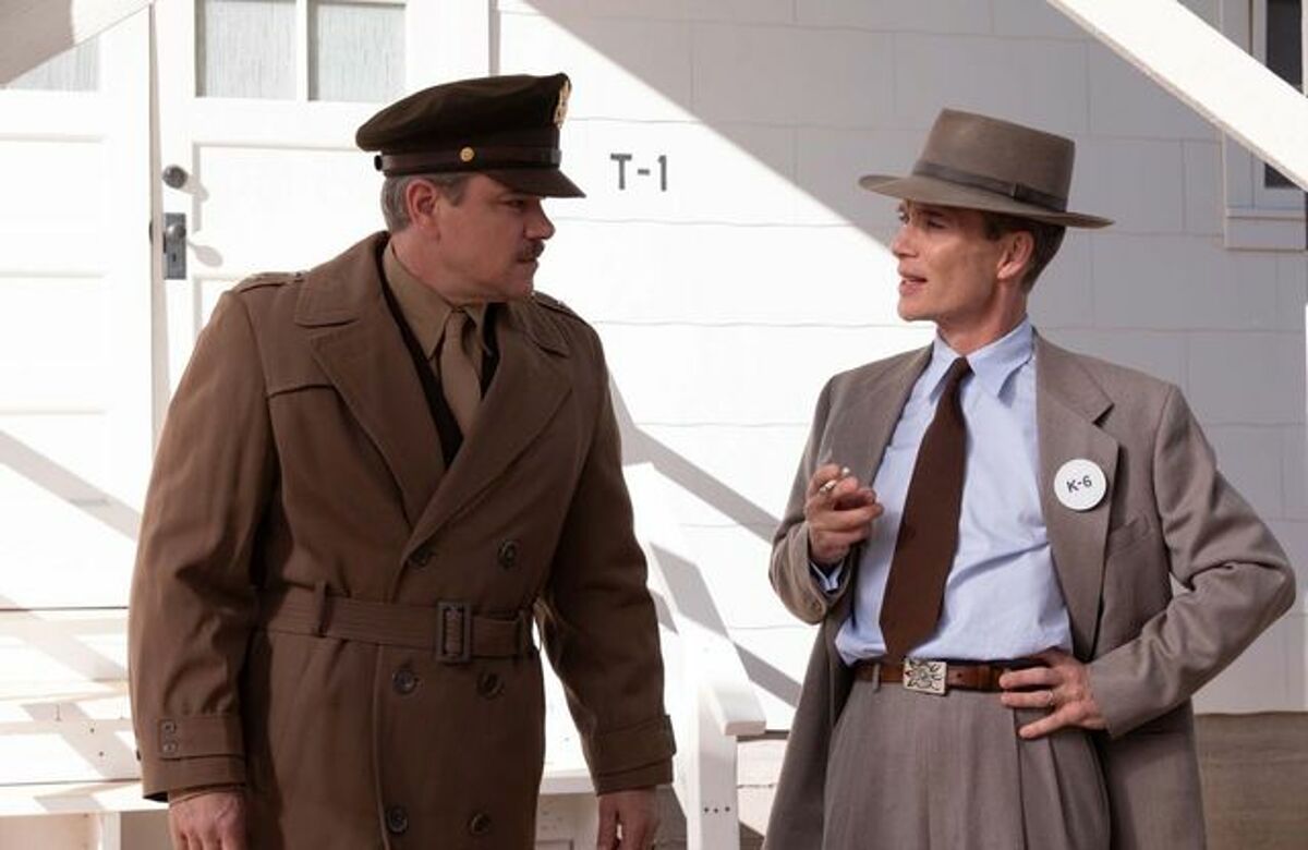 Cillian Murphy (phải) - tài tử đóng Oppenheimer - tranh giải SAG Awards 2024 cùng bốn diễn viên khác. Ảnh: Apple TV+