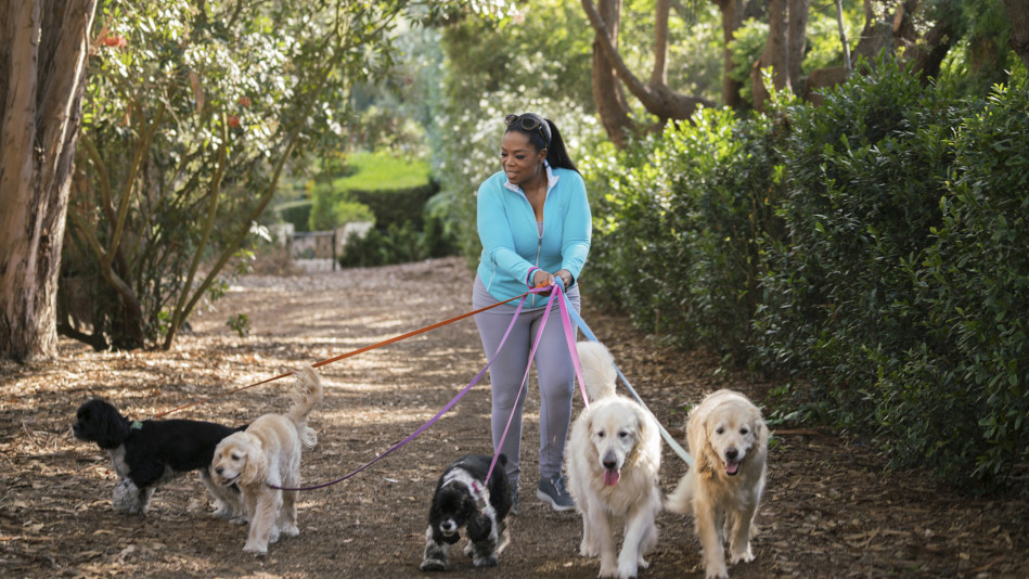Oprah Winfrey dắt chó cưng đi dạo. Ảnh: Instagram Oprah Winfrey