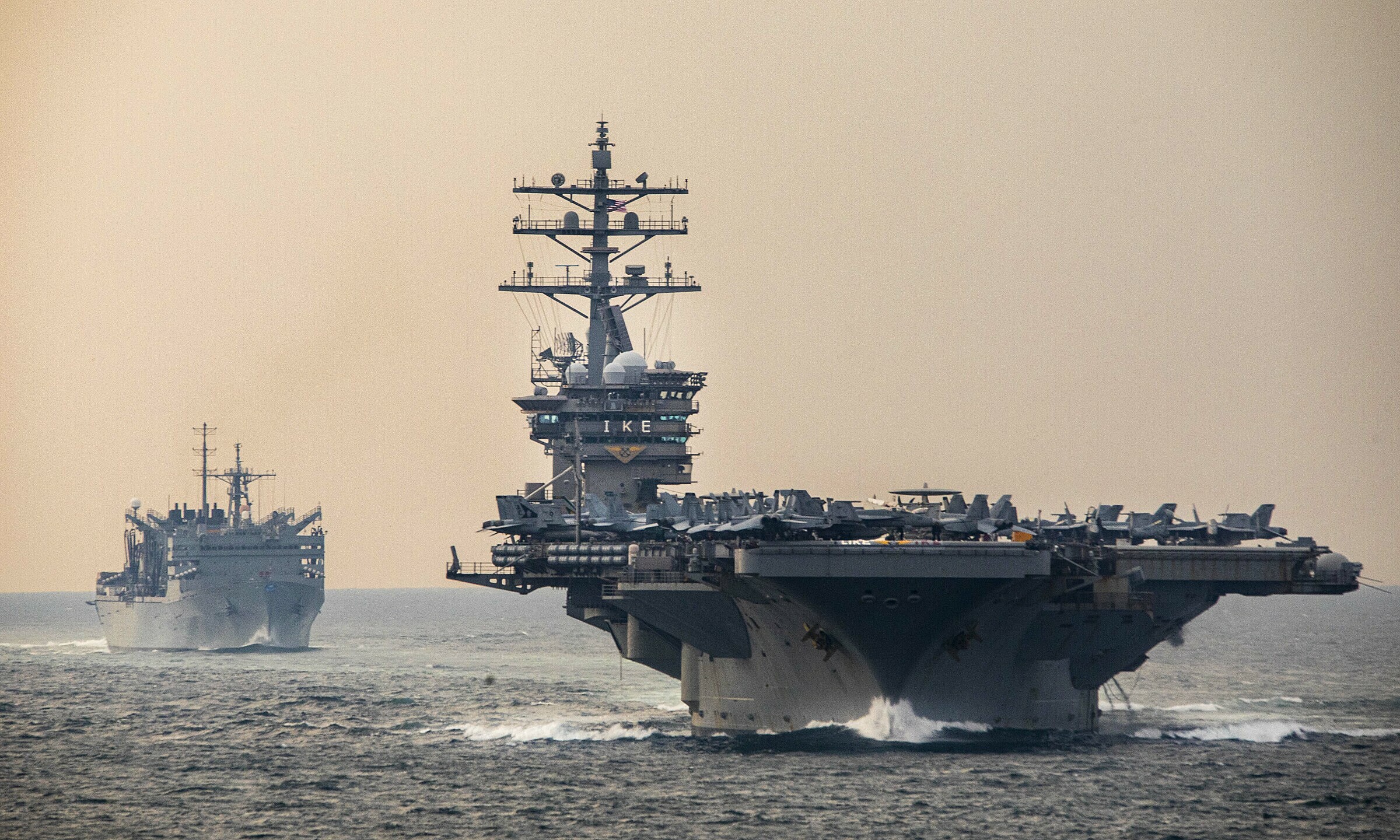 Tàu sân bay USS Dwight D. Eisenhower di chuyển qua eo biển Hormuz ở Trung Đông vào ngày 14/12/2023. Ảnh: US NAVY