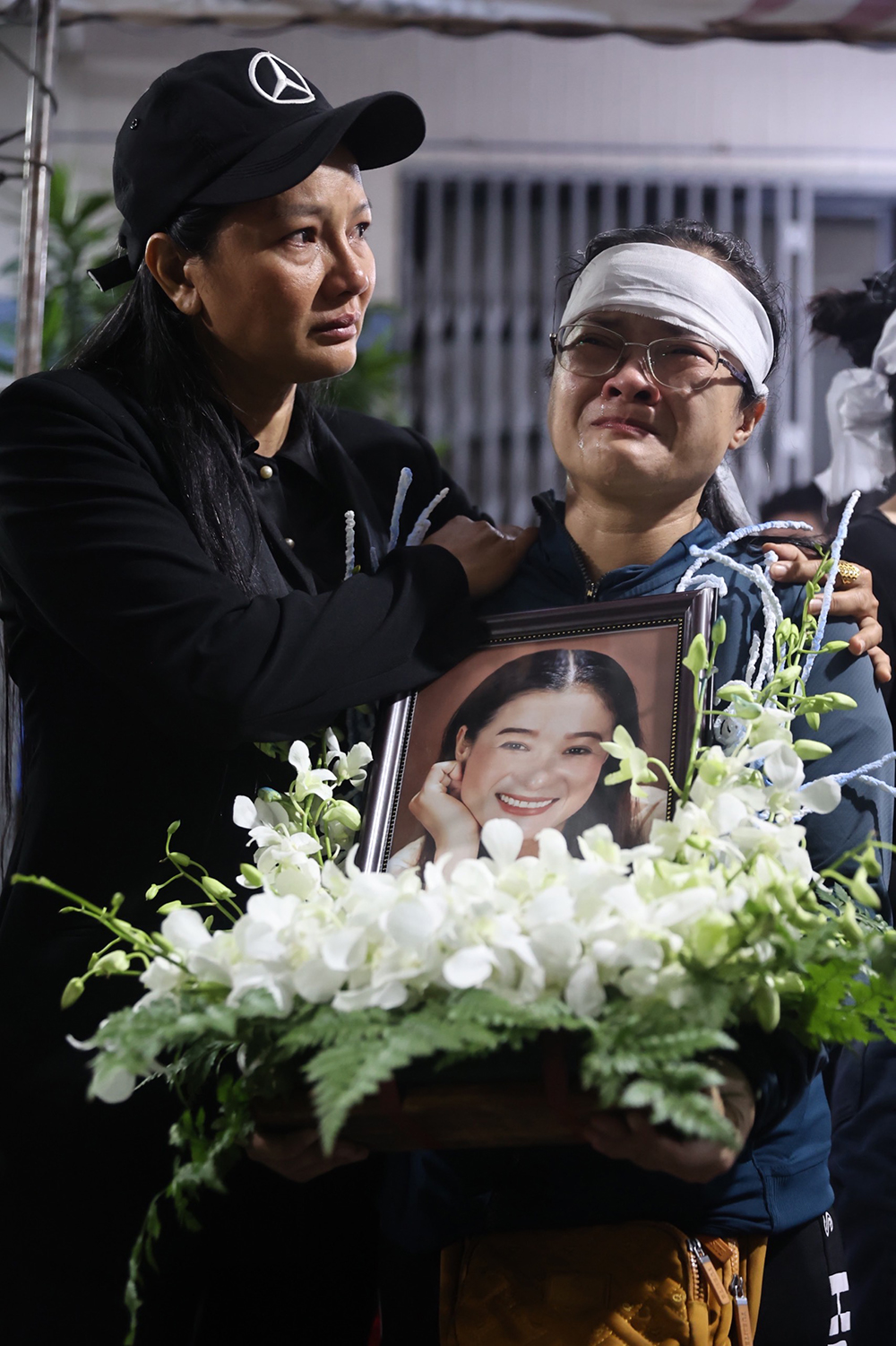 Diễn viên Kiều Trinh động viên em gái Thanh Hoa tại tang lễ.