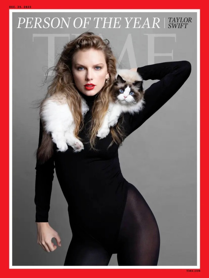 Taylor chụp ảnh cùng mèo Benjamin Button khi được vinh danh Nhân vật của năm 2023. Ảnh: Time