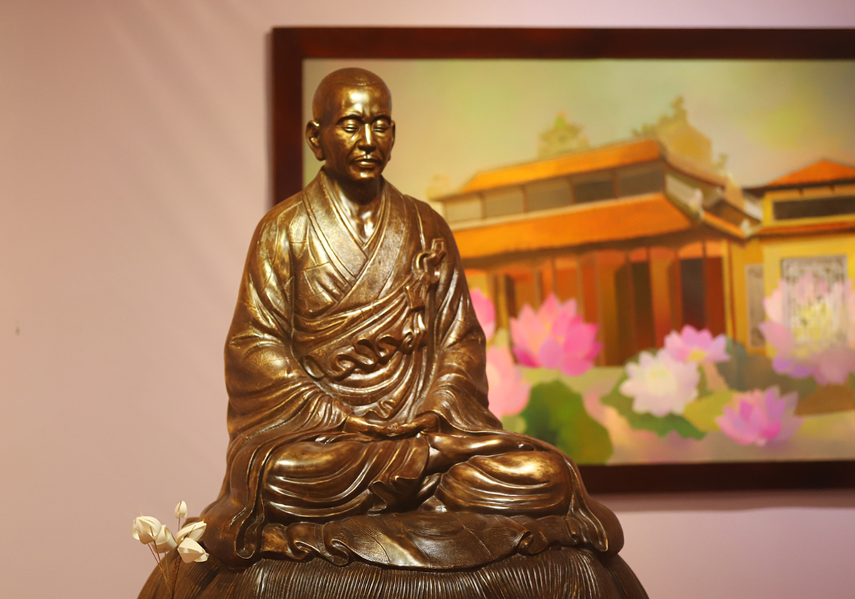 Bức điêu khắc chân dung thiền sư Liễu Quán.