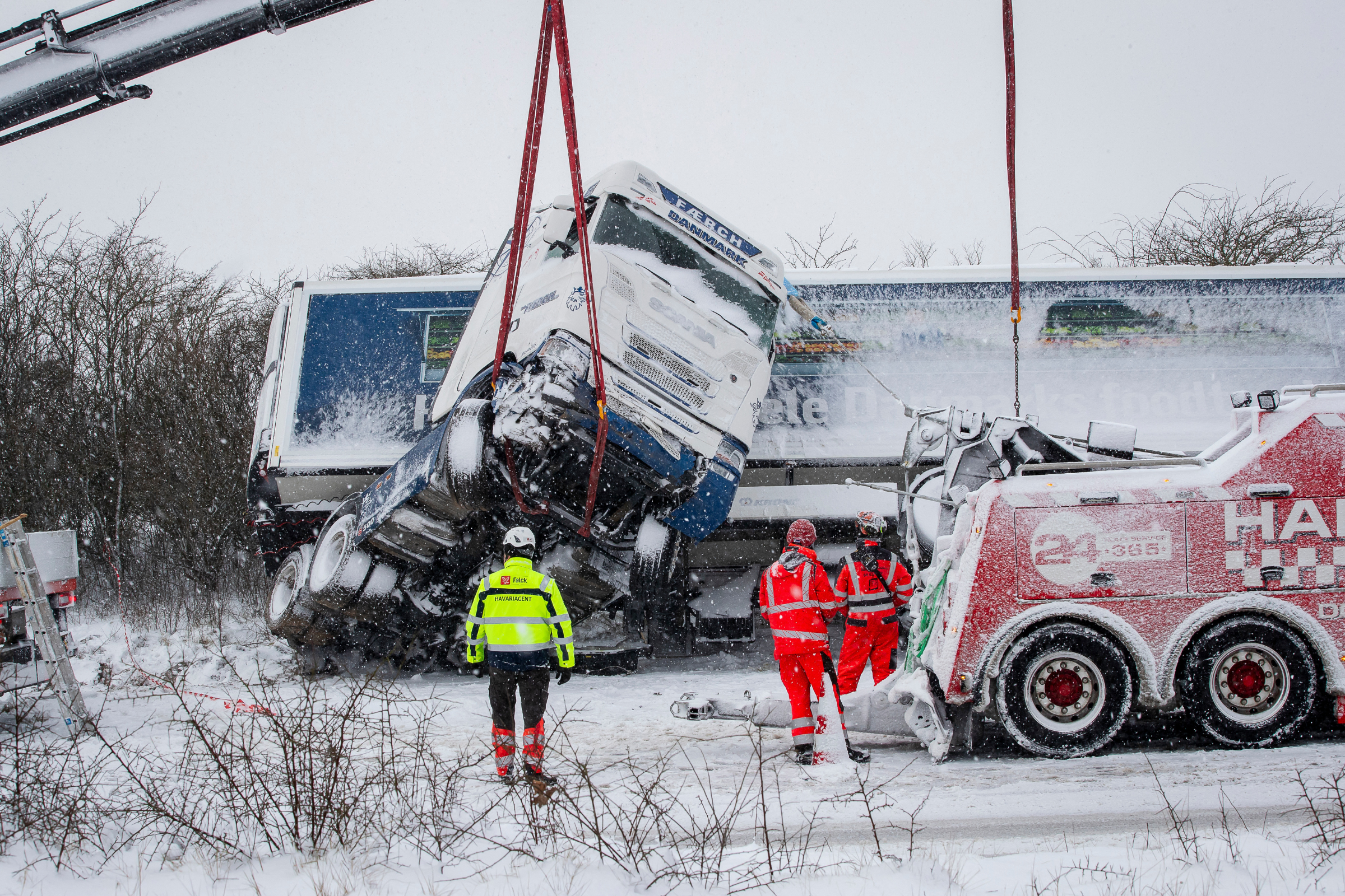 Lực lượng cứu hộ di dời một chiếc xe tải kẹt tại một con đường đầy tuyết ở Viborg, Đan Mạch, ngày 3/1. Ảnh: AFP
