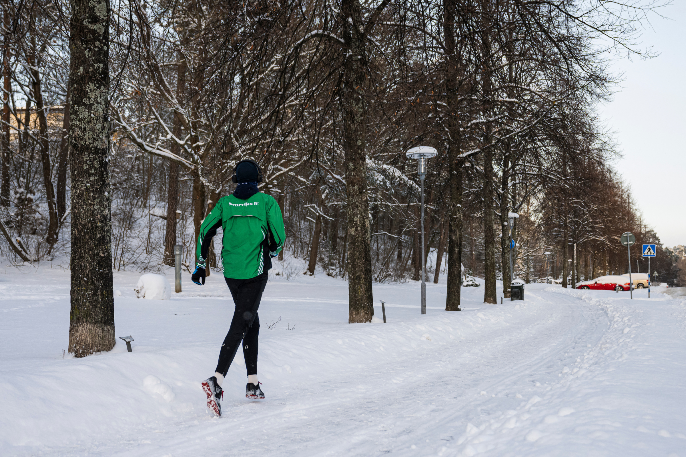 Một người đàn ông chạy bộ tại Sundbyberg, Thụy Điển, ngày 4/1. Ảnh: AFP