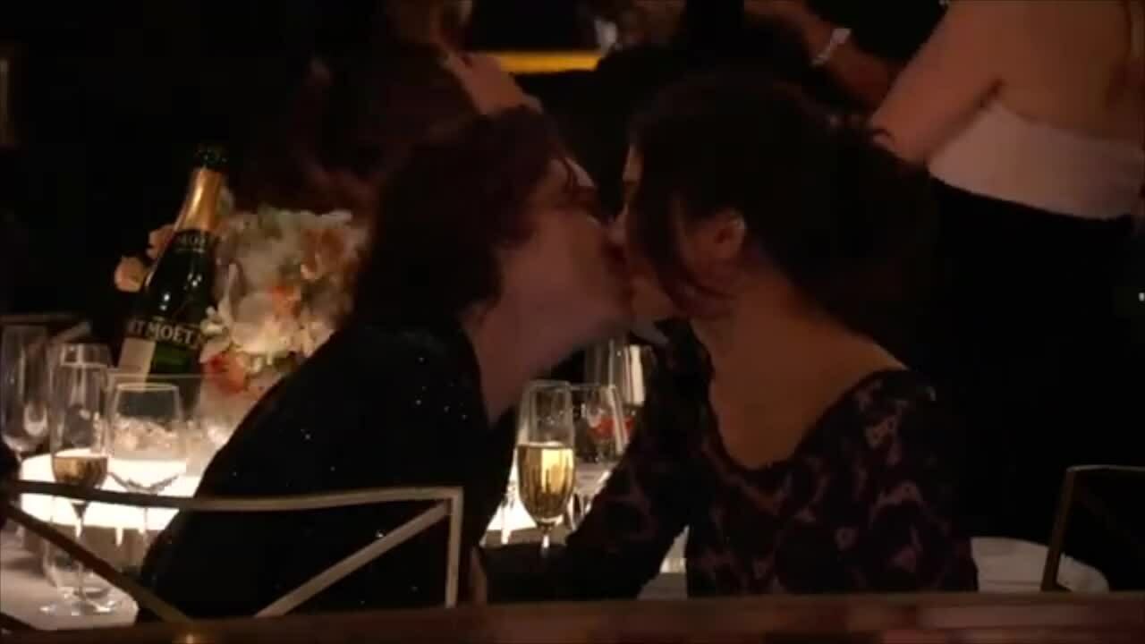 Timothée Chalamet hôn Kylie Jenner ở Quả Cầu Vàng 2024 (video: Pagesix)