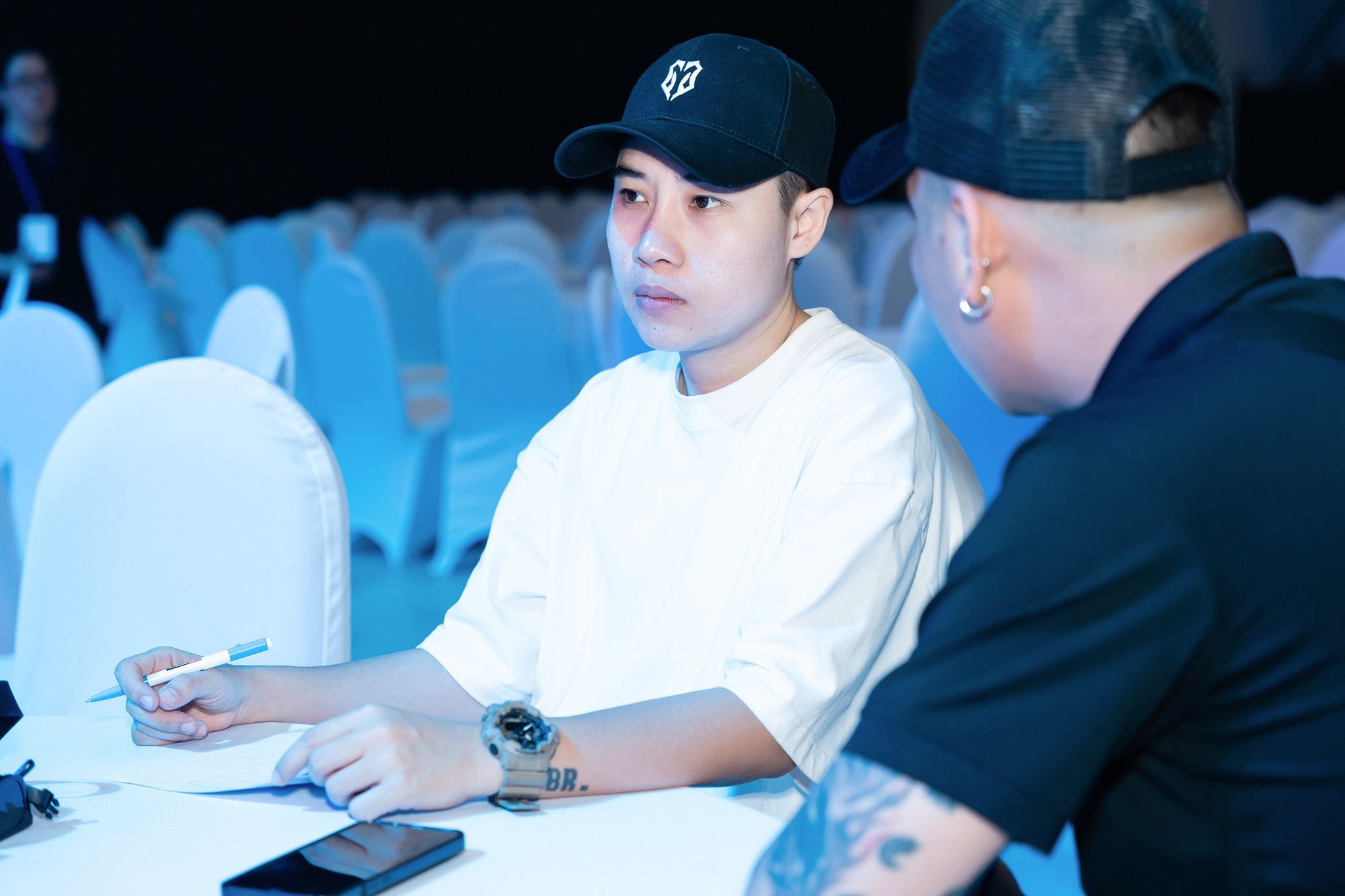 Đạo diễn Đinh Hà Uyên Thư tham gia hỗ trợ êkíp chuẩn bị cho sự kiện.