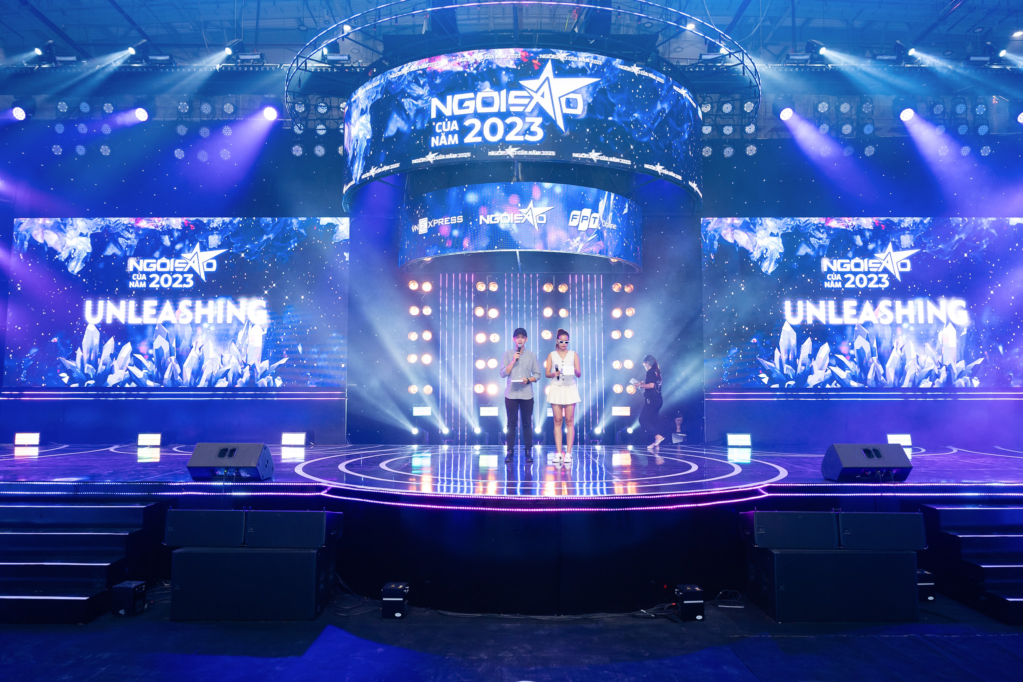 Sân khấu gala được đầu tư về quy mô, dàn dựng với nhiều đèn, màn hình.