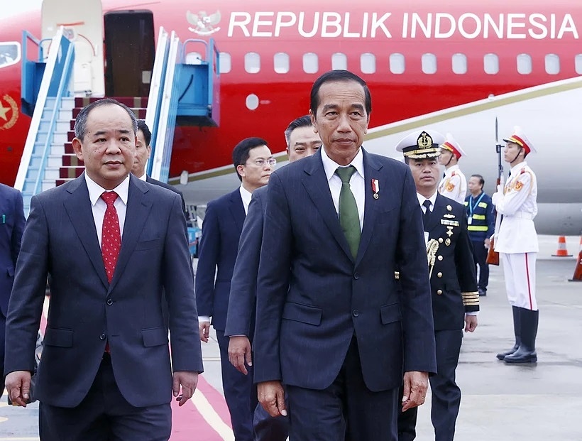Tổng thống Indonesia Joko Widodo (phải) tại Sân bay Quốc tế Nội Bài ngày 11/1. Ảnh: TTXVN