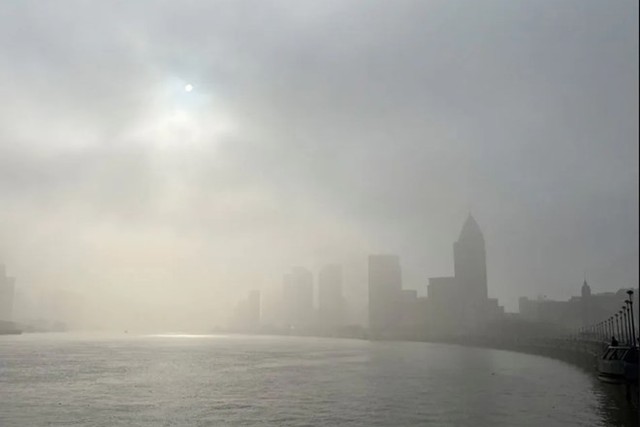 Thời tiết sương mù dày đặc ở Thượng Hải, Trung Quốc. Ảnh: Reuters