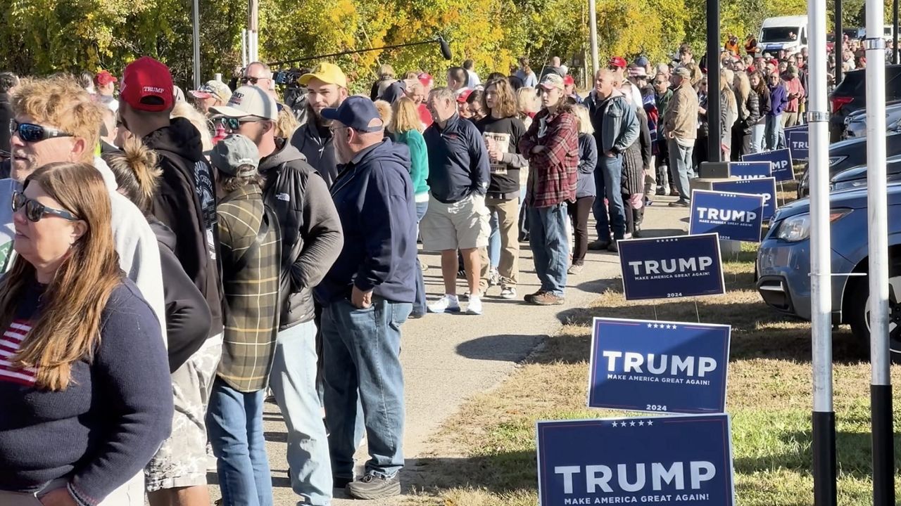 Người ủng hộ ông Trump xếp hàng bên ngoài địa điểm tổ chức vận động tranh cử ở Wolfeboro, New Hampshire hồi tháng 10. Ảnh: NY1