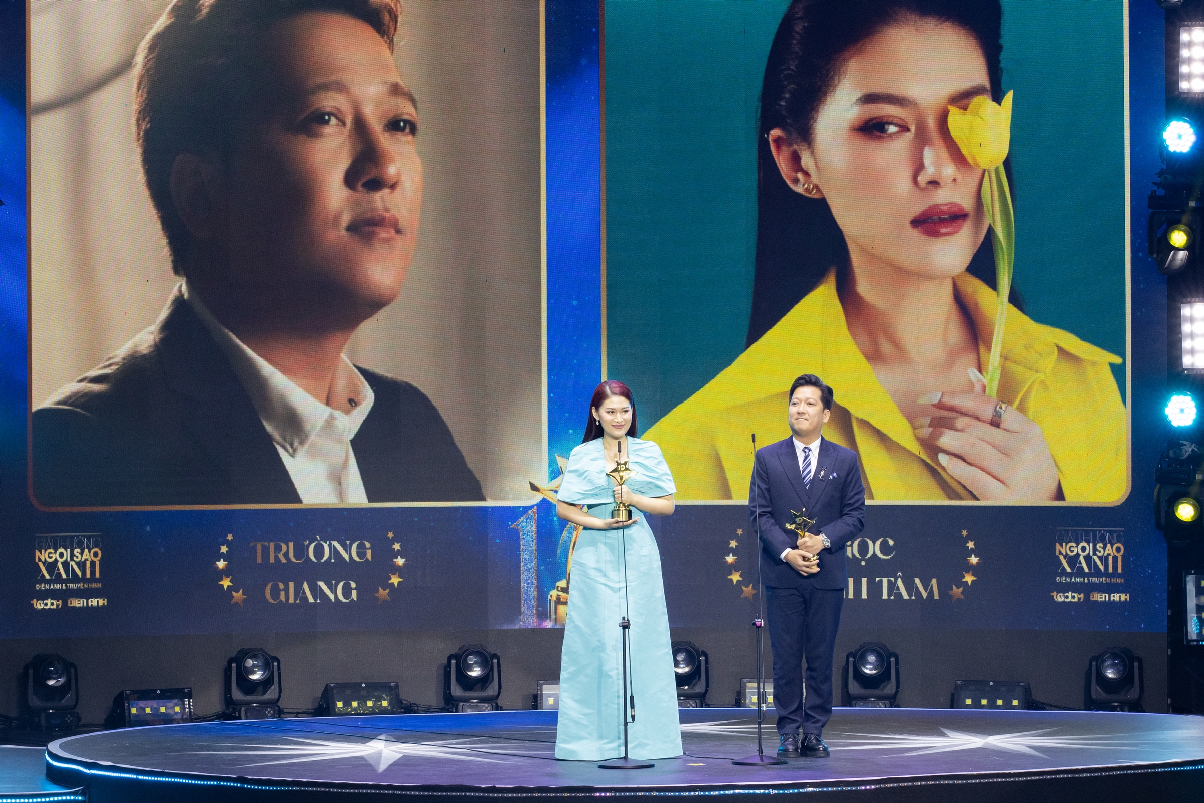 Trường Giang cùng Ngọc Thanh Tâm nhận giải Nam/Nữ diễn viên được yêu thích hạng mục web drama. Ảnh: Khánh Hà
