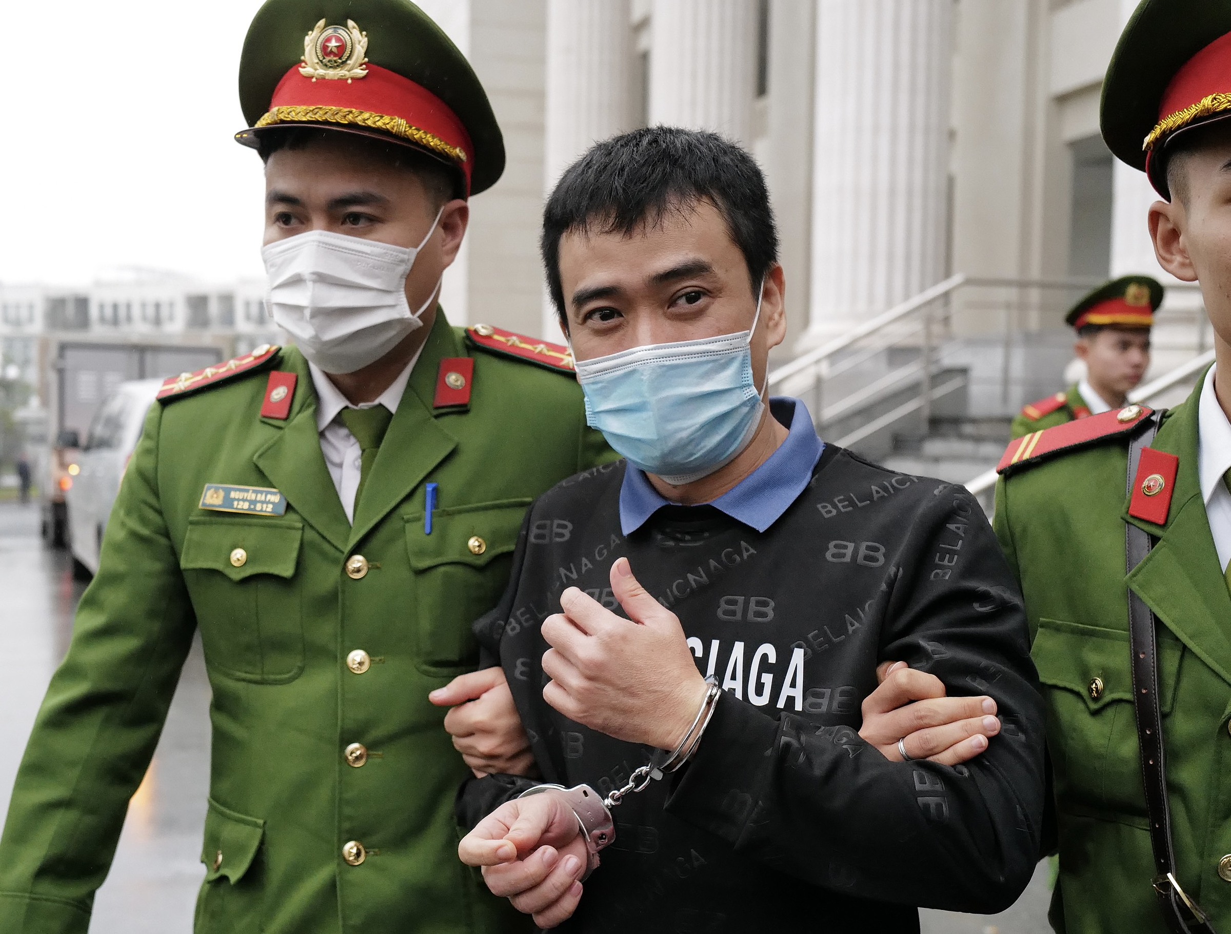 Phan Quốc Việt khi rời phiên tòa. Trong nửa tháng, Việt bị tuyên hai bản án 25 năm và 29 năm tù. Ảnh: Ngọc Thành