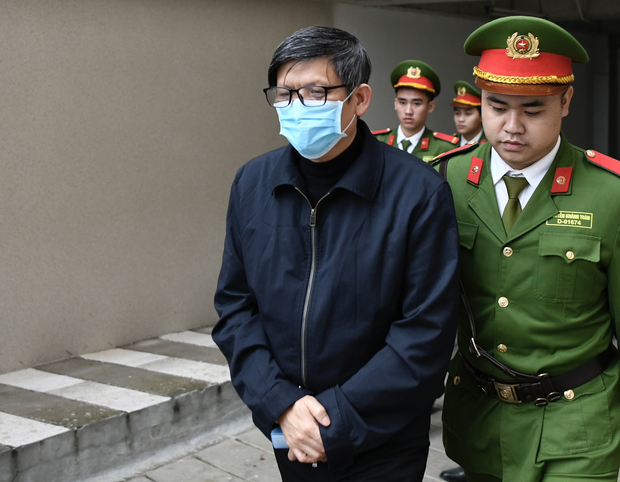 Cựu bộ trưởng Nguyễn Thanh Long rời phiên tòa. Ảnh: Ngọc Thành