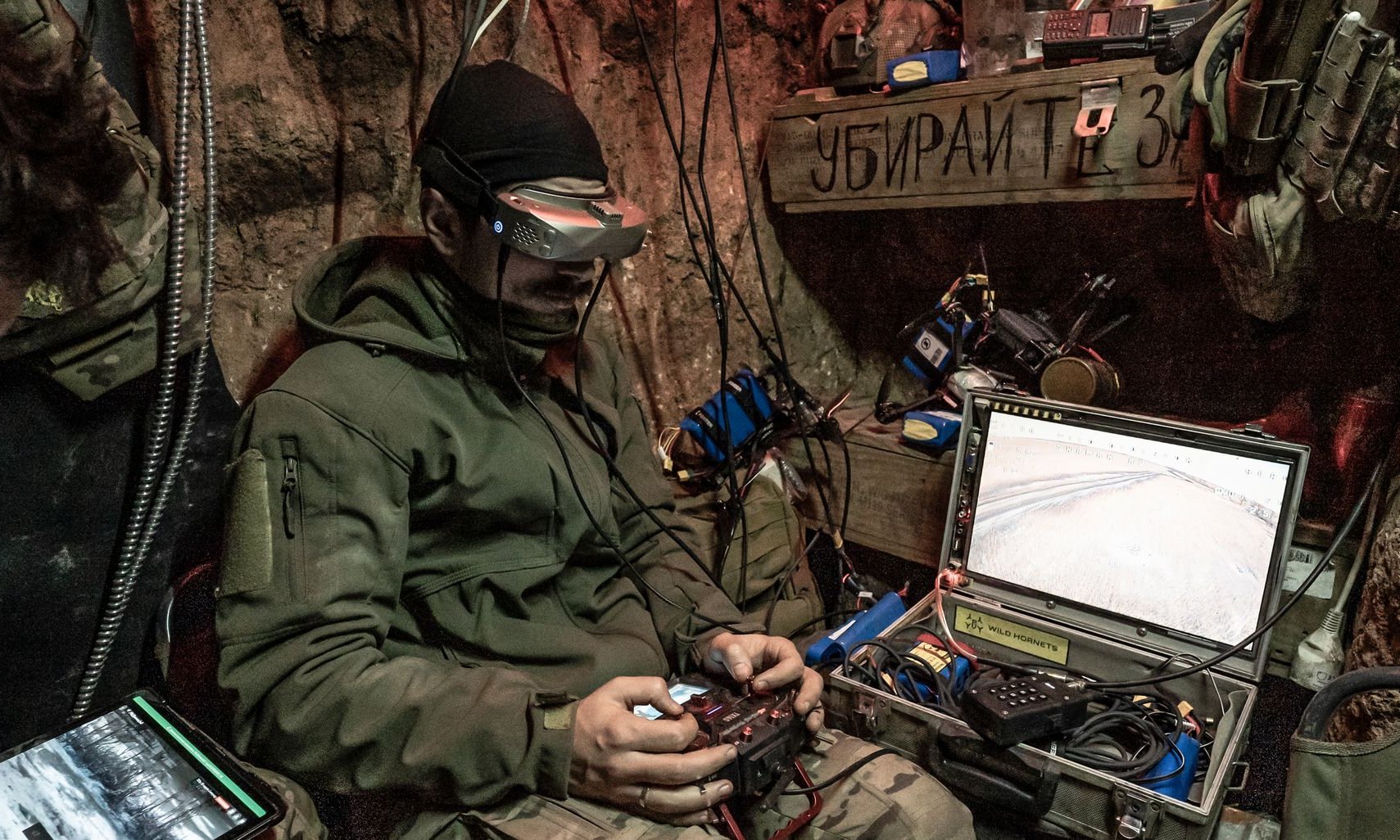 Tulayne điều khiển UAV FPV tại mặt trận Zaporizhzhia trong ảnh công bố hôm 9/1. Ảnh: WSJ