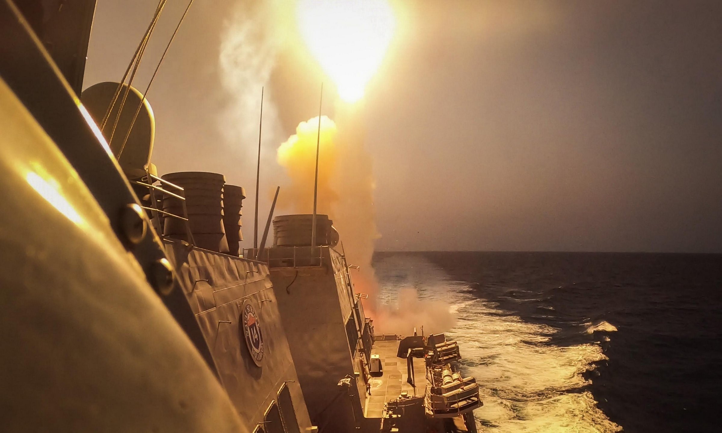 USS Carney phóng tên lửa đánh chặn mục tiêu ở Biển Đỏ hồi tháng 10/2023. Ảnh: US Navy