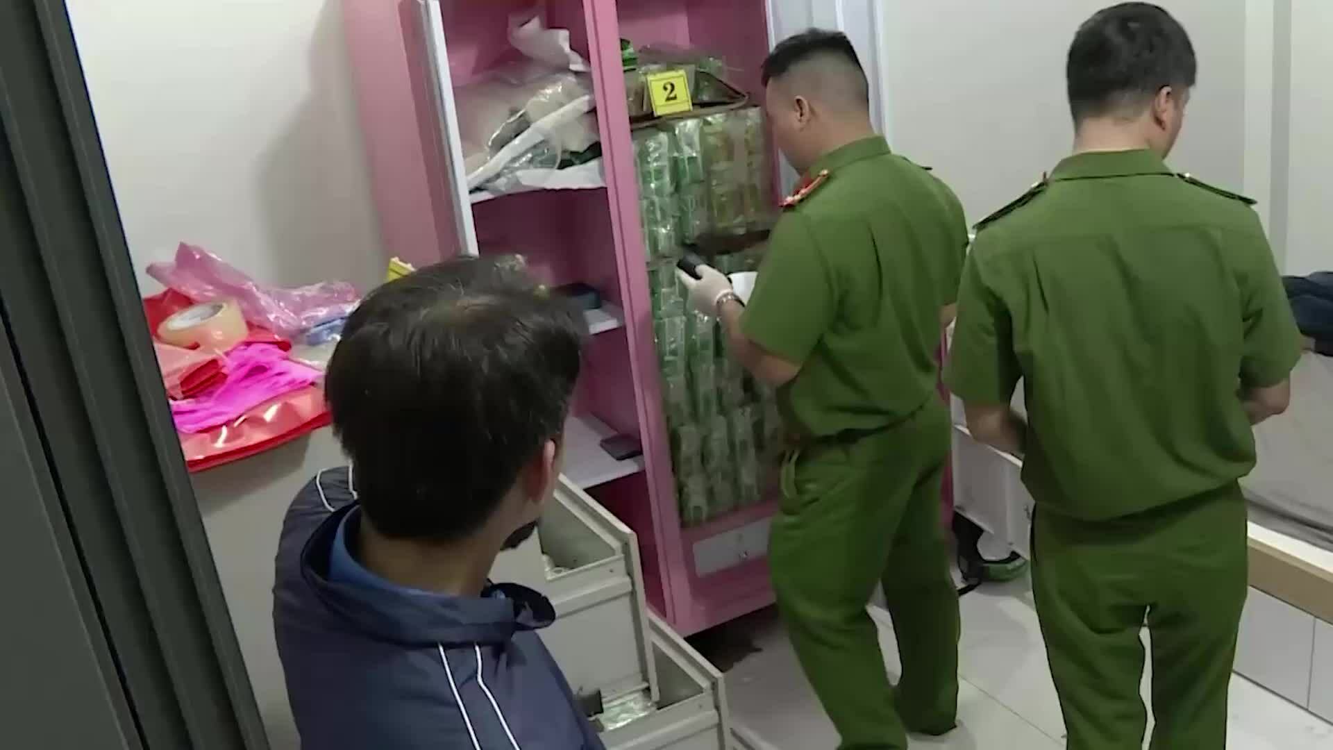 Video Khám xét gần 300 kg ma túy từ Lào về TP HCM